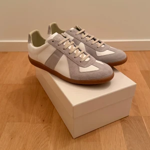 Maison Margiela vita gats  - Sköna fräscha skor perfekta för dig som vill ha något till sommaren/hösten (kvitto finns) hör av er om ni har någon fundering ;)