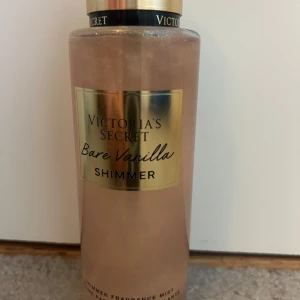 Victoria's Secret Bare Vanilla Shimmer - En lyxig shimmer body mist från Victoria's Secret i doften Bare Vanilla. Perfekt för dig som vill dofta sött av vanilj och få extra glow på huden. Aldrig använd. Kan gå ner i pris vid snabbt köp.