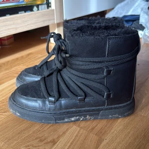 Inukki likande vinterskor - Vinterskor perfekt för vinter. Kommer tyvärr smutsiga, kanske rengör dom lite innan frakt vi får se 💕😊