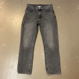 Mörka jeans från Vailent - Säljer ett var oanvändbara jeans från vailent. Köpta för inte så länge sedan och aldrig använda. Storleken är S men jag skulle absolut säga att de även passar M. Dessa är lite mer baggy i stilen tycker jag då jag är mer van i slim fit. Meddela Järna om du har några funderingar 💯💯💯💯