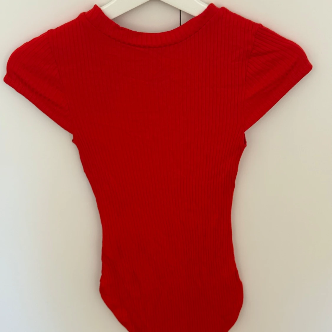 Röd ribbad bodysuit från H&M - 2