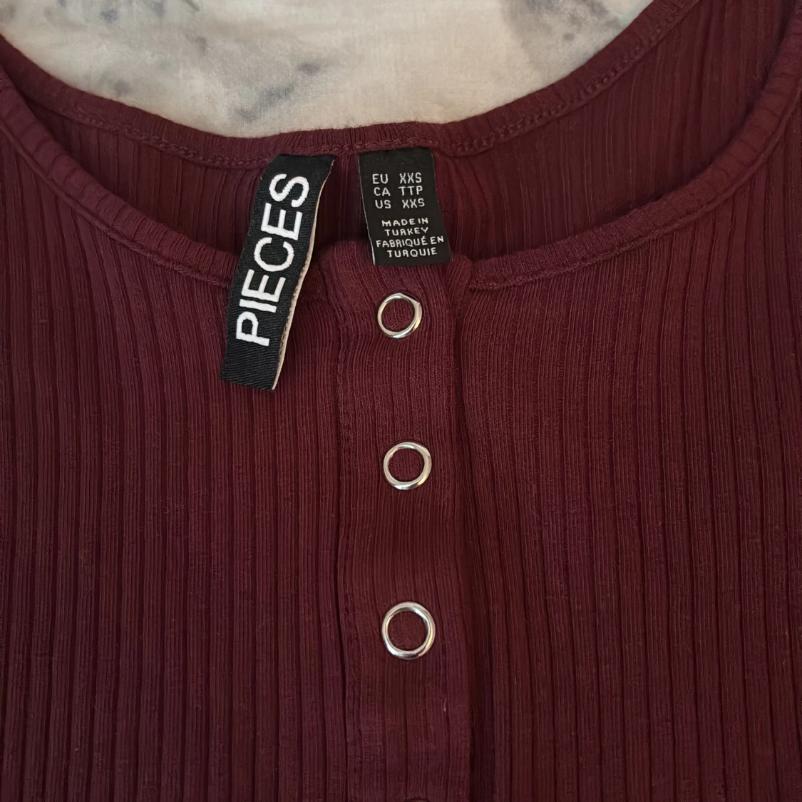 Vinröd ribbad långärmad topp från Pieces - 2