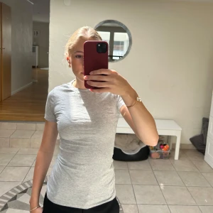 Grå t-shirt från Intimissimi i bomull - Superskön grå t-shirt från Intimissimi i mjuk Supima-bomull. Modellen är figurnära med rund halsringning och korta ärmar. Perfekt basic-plagg att ha i garderoben, enkel att matcha och riktigt bekväm. Nästan aldrig använd!