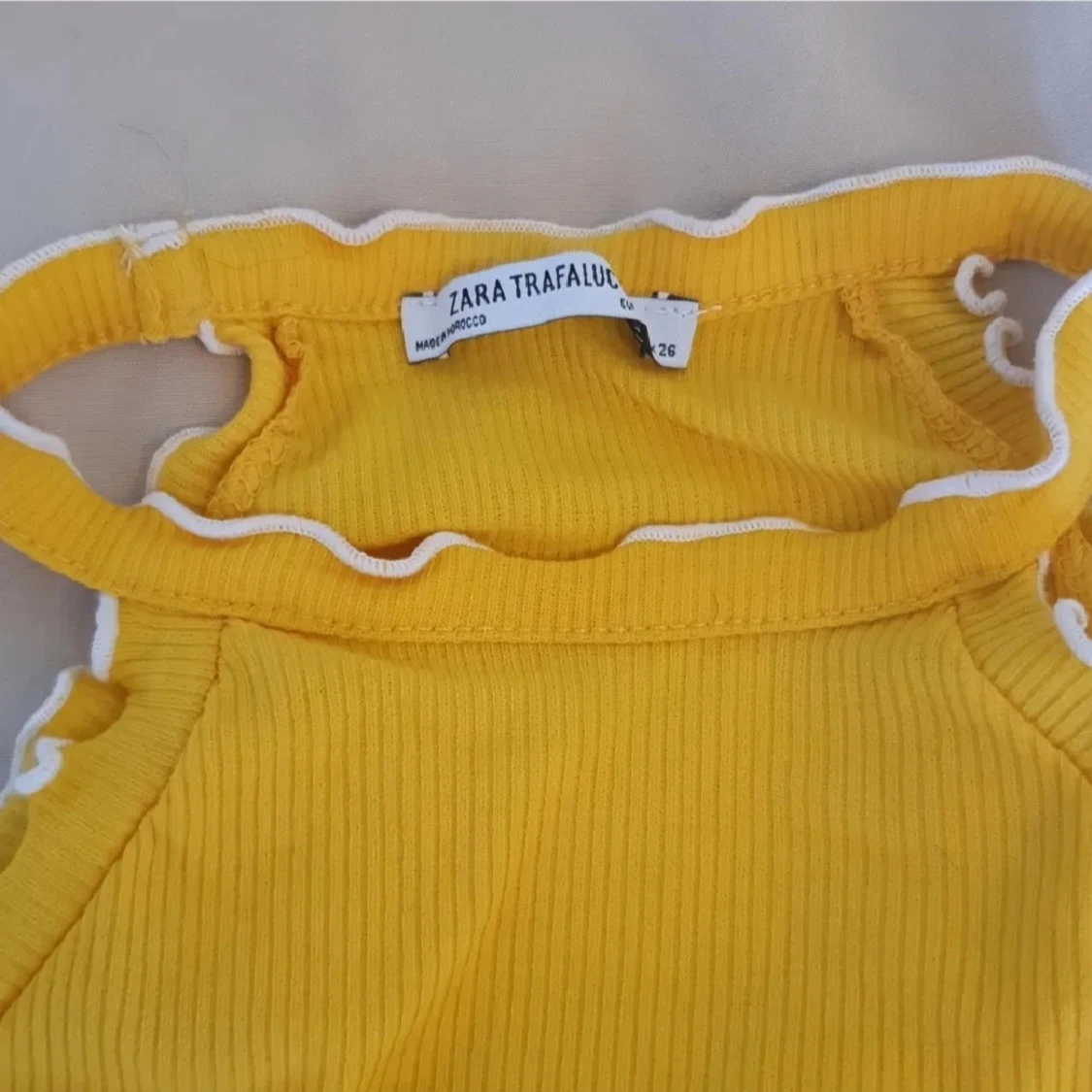 Gul ribbad linnetopp från Zara - 2