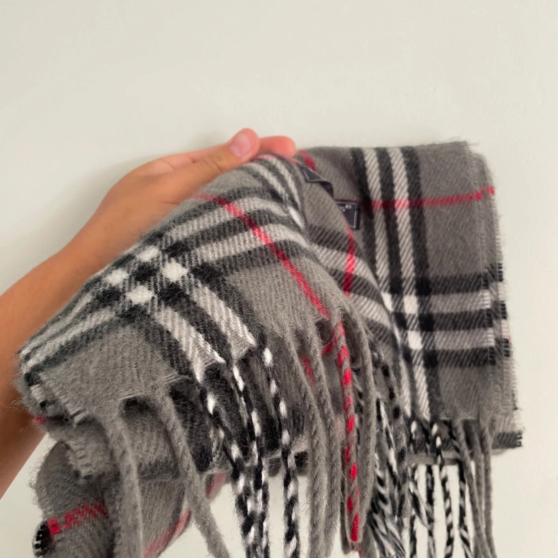 Grå rutig halsduk från Burberrys - 1