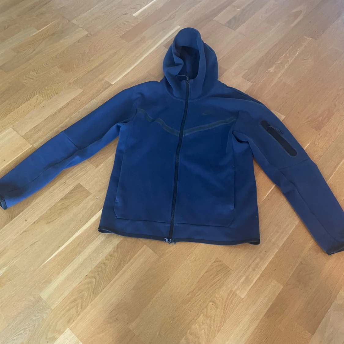 Blå hoddie jacka med huva från Nike