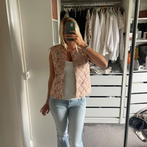 Blommig väst - Så söt blommig väst utan knappar!!!