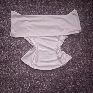 Vit offshoulder tröja i storlek S - Använd endast en gång. Som ny. Kappen är avklippt pga att den syntes igenom tröjan