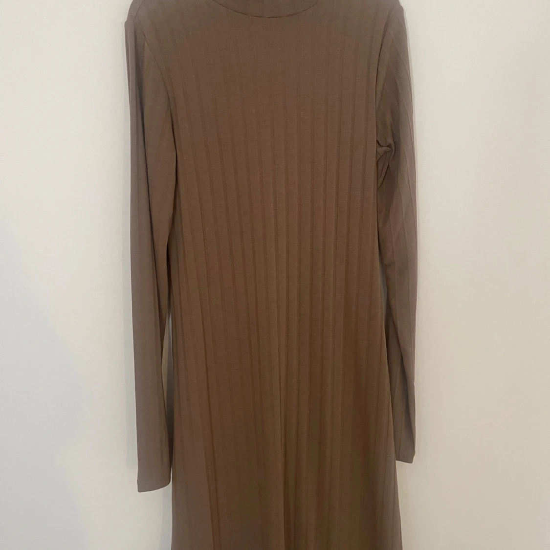 Ljusbrun ribbad långärmad klänning Vero Moda