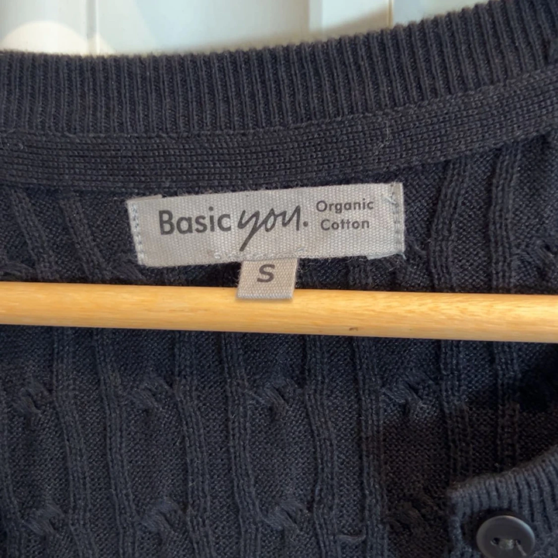 Svart kabelstickad kofta Basic You - 3