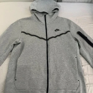 Nike tech fleece - Säljer min Nike teech hoodie storlek L kan sänka vid snabb affär