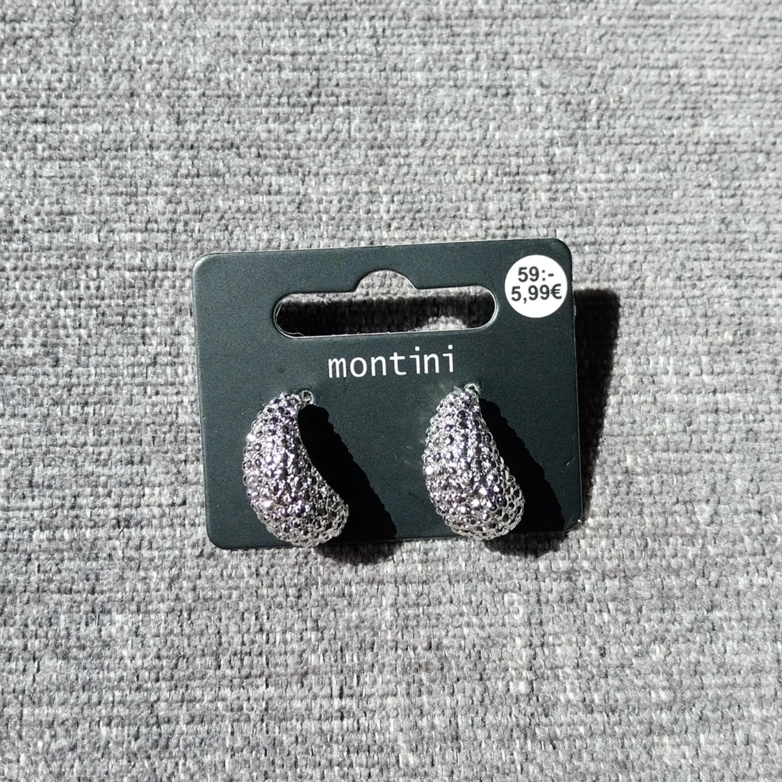 Glittriga silvriga örhängen Montini