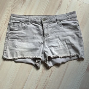 Grå jeansshorts från Esprit - Snygga ljusgrå jeansshorts från Esprit med fransig, rå kant nertill och klassisk Perfekta för varma dagar och enkel att matcha med allt.