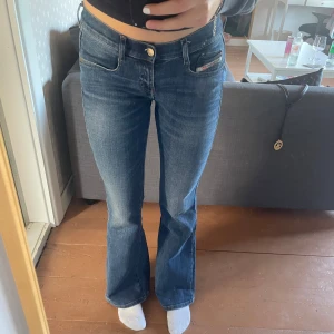 Lågmidjade bootcut jeans från Diesel - Snygga blå jeans från Diesel med bootcut passform och låg midja. De är i stretchiga material så kan tänka mig att det även passar storlekarna runt om storleken (W27, L30) 💖Använda ca 5 gånger