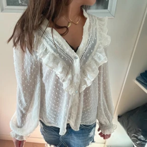 Vit Zara blus  - Jätte fin blus från Zara, ena armén är lite lösare än den andra men märker inget på alls❤️ inte mina bilder❤️ pris kan diskuteras!!