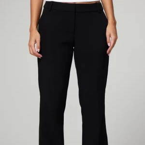 Svarta kostymbyxor från BikBok - Snygga svarta kostymbyxor från BikBok i klassisk rak modell. Byxorna har hällor för bälte, fickor fram och dekorfickor bak. Perfekta till en stilren look och passar till allt. Materialet känns mjukt och följsamt.