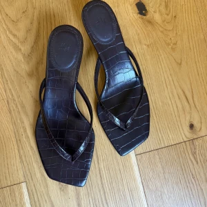 Mörkbruna taxklackar från H&M - Supersnygga mörkbruna taxklackar från H&M. Använda en gång. Storlek 38. 