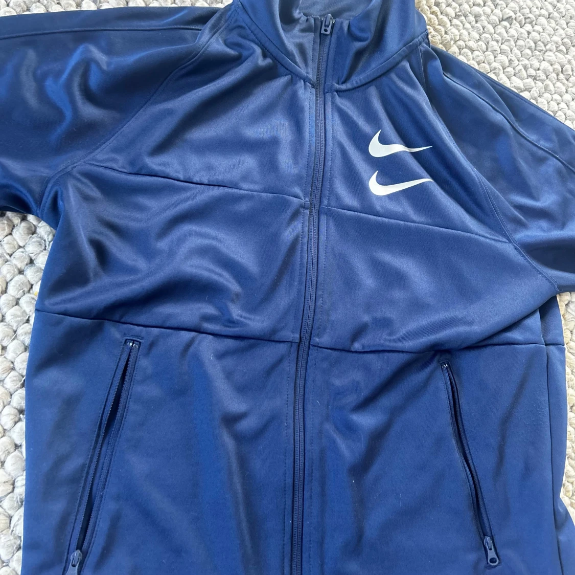 Blå Nike Swoosh tröja med dragkedja oanvänd  - 1
