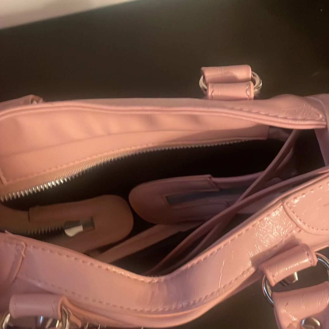 Ljusrosa handväska med silverdetaljer - 2