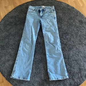 Bootcut jeans 90's från 157 XS short - Ljusblå bootcut jeans från 157 i klassisk 90-talsstil. Modellen har normal passform, snyggt utsvängda ben. Short modell