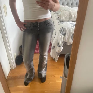 Grå bootcut jeans låg midja - Säljer dessa super fina gråa weekday jeans som inte kommer till användning! Skriv för frågor!💞slutsåld i alla storlekar!