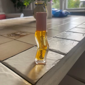 gisou honey infused lip oil - Säljer en gisou honey infused lip oil, ny och oanvänd! Förpackning kommer med dock lite skrynklig! Säljer den för 150 kr + frakt!