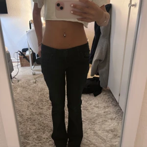 Svarta  Ltb bootcut jeans - Säljer dessa supersnygga jeansen från ltb. Sparsamt använda men fortfarande väldigt fint skick. Köpta för 700. Jag är 157-158 cm, har storlek 24/30 o passar mig jättebra. Skriv gällande funderingar eller fler bilder🫶🏽