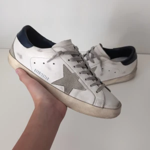 Golden Goose skor  - Tja! Säljer dessa sjukt snygga och välkända Golden Goose skor så jag köpte ett par andra skor! Skick: 8/10 🏝️|| självklart äkta✅ || Storlek: 40 🌟 || Nypris ≈7000kr ❌ vårt pris: 2549kr 🎉✅! || Allt OG ingår!!!✌🏼 Hör av er vid frågor! ✉️💭