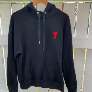 Svart hoodie från AMI med rött hjärta - Svart hoodie från AMI Alexandre Mattiussi. Storlek L men sitter mer som M. Skriv om du har några frågor.