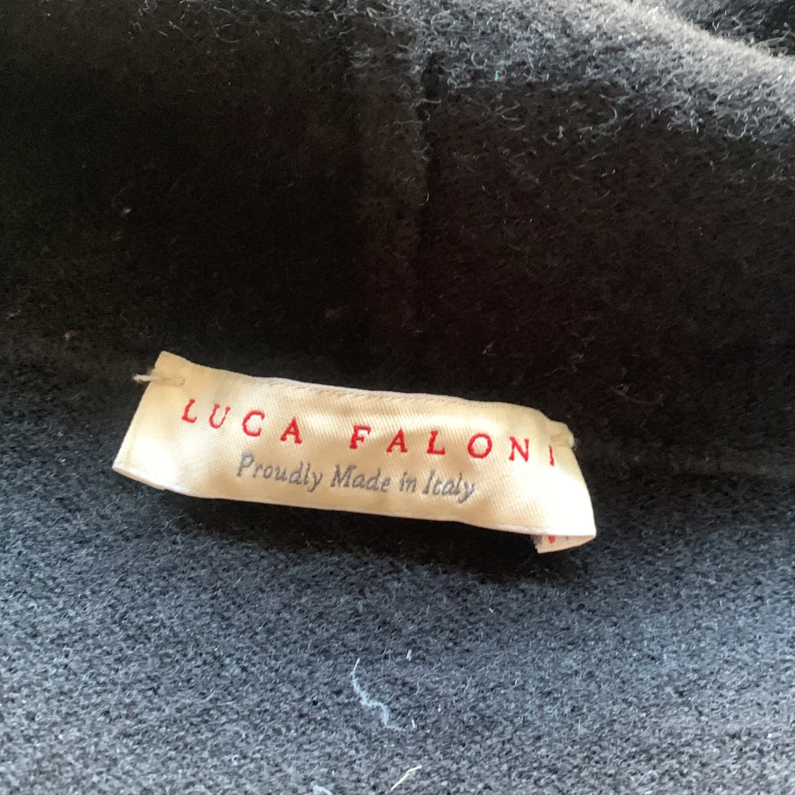 Svart hoodie från Luca Faloni i ull - 1