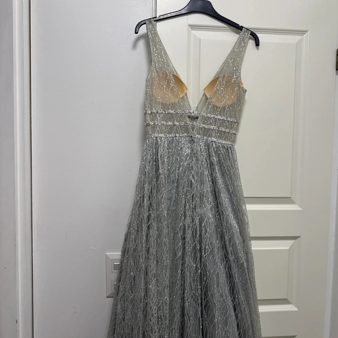 Kimalteleva hopeanvärinen pitkä mekko, jossa syvä v-pääntie - 2