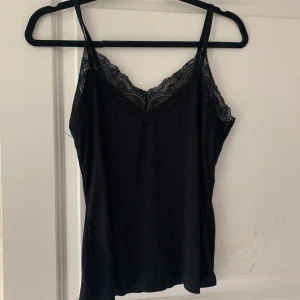 Svart linnetopp med spetsdetaljer - Svart spets linne