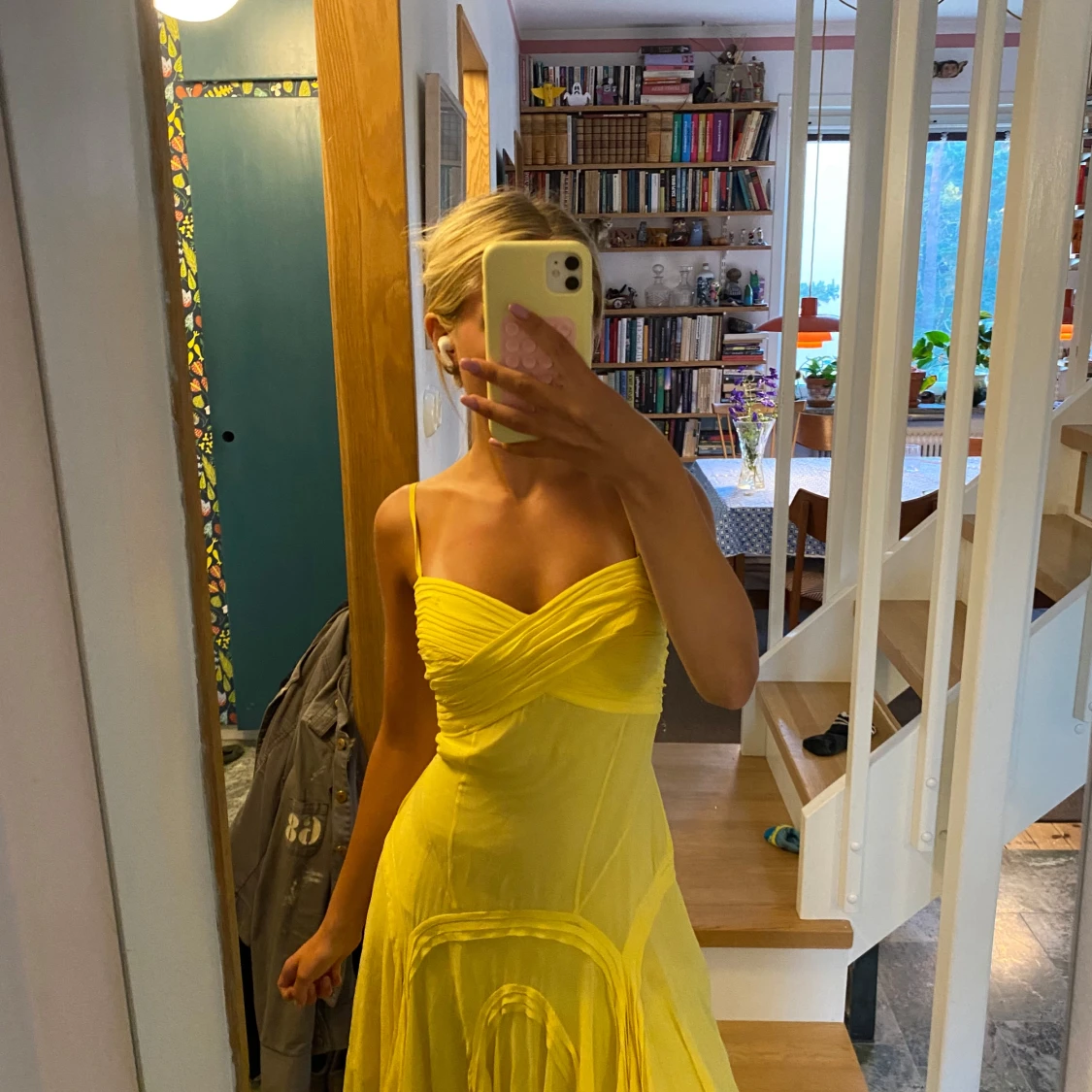 Gul kortklänning med tunna axelband - 3