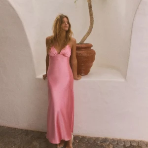 Rosa långklänning med volangdetaljer - Säljer en superfin rosa långklänning ifrån zara, den är väldigt populär och är slutsåld på hemsidan 💞💞