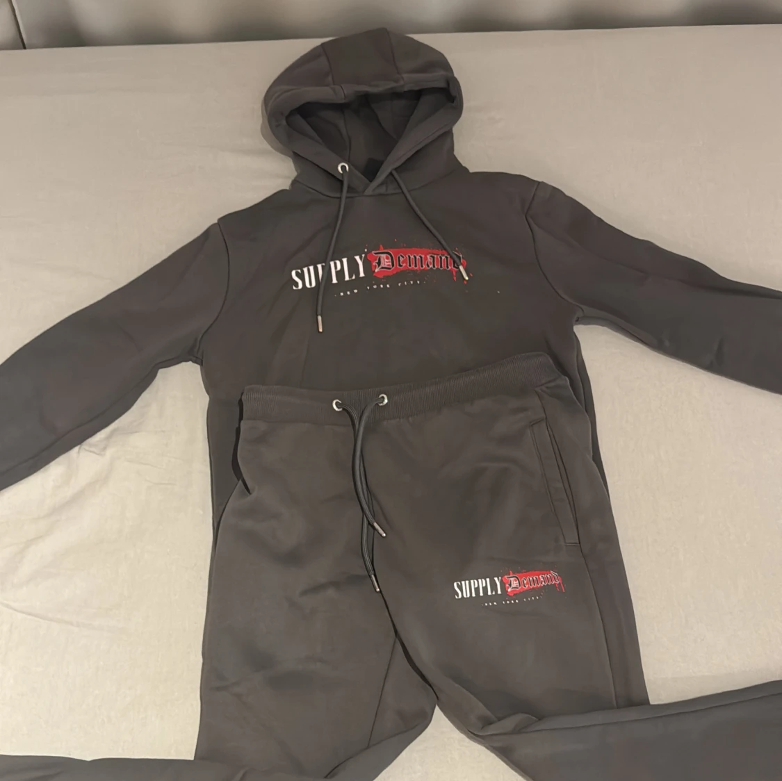 Mörkgrå tracksuit från Supply & Demand