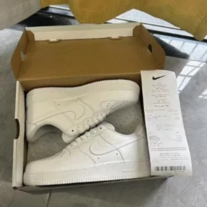 Nike Air Force 1 helvita sneakers - Klassiska Nike Air Force 1 sneakers i helvitt skinn med rund tå och platt sula. Snygg och clean design med perforerade detaljer på tån och ikonisk Swoosh-logga på sidorna. Perfekta för dig som vill ha en tidlös och fräsch look. Skorna är smutsigare än i bilden eftersom bilderna togs när dom va nya 