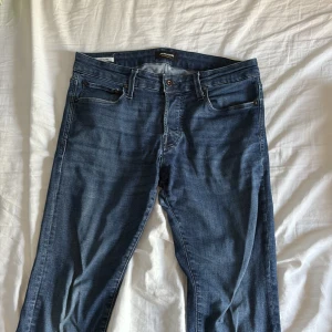 Två par jeans från Jack & Jones - Säljer två par jeans från Jack & Jones. Båda i modellen Slim/Glenn, super stretch. Perfekta för dig som gillar stilrena och enkla jeans med snygg tvätt. Skick 8/10 dem är använda men ser inga defekter. Hör av er vid funderingar!
