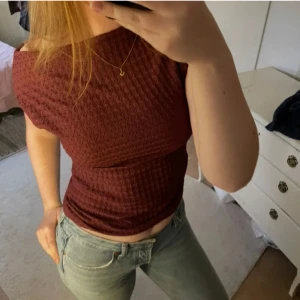 Vinröd topp  - Super fin vinröd topp, helt ny! Den ser lite brun aktig ut på bilden men den är vinröd! Hör gärna av dig om du undrar något ❤️ (ny pris 150 kr)