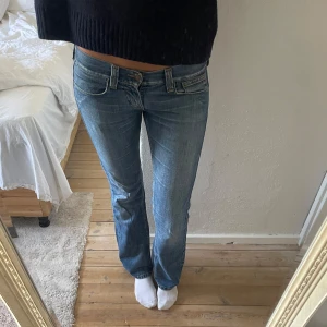 Lågmidjade bootcut jeans - ❗️Inte mina bilder ❗️midja (tvärs över): 41 cm Innerbenslängd: 84 cm - säljer då dom är för stora på mig. för referens är tjejen på bilden 170 cm lång 💕 köpta här på plick! Märket är Fornarina🥰