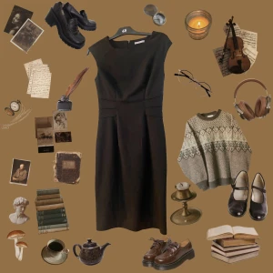 Svart klassisk klänning från South - En svart, knälång klänning från South med figurnära passform och snygga sömdetaljer i midjan. Klänningen är ärmlös och har en stilren, tidlös design som passar perfekt till dig som gillar minimalistisk stil.