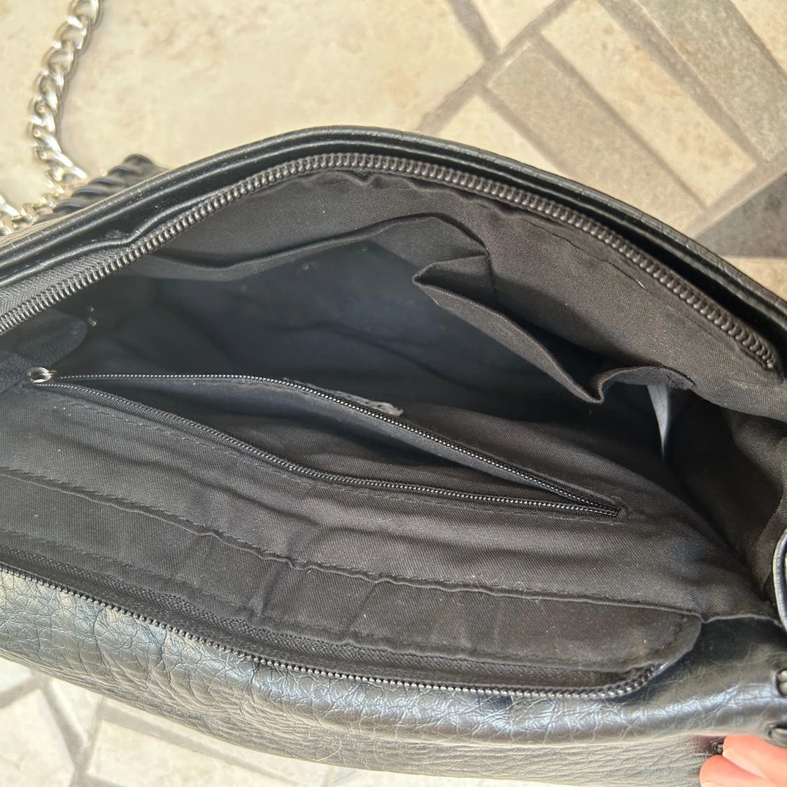 Svart axelväska med kedja från Tiamo - 4