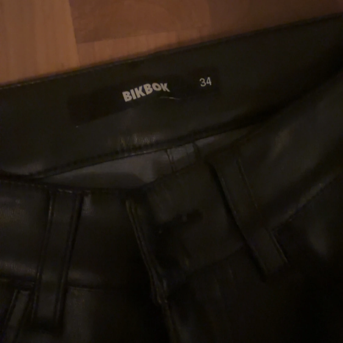 Svarta skinnbyxor från BikBok - 1
