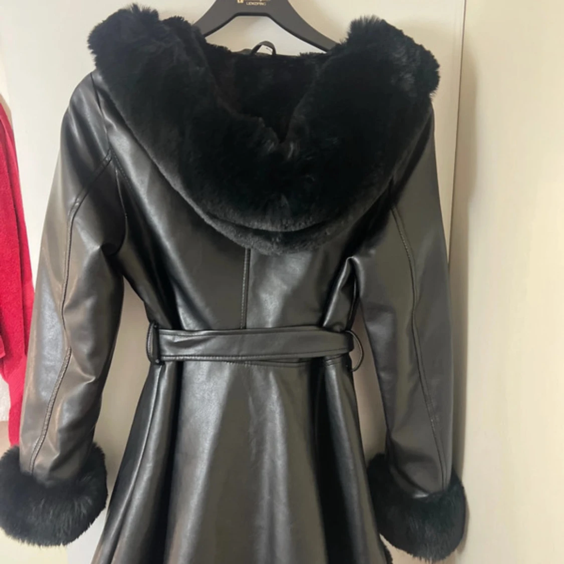Svart pälsfodrad skinnjacka med bälte - 1