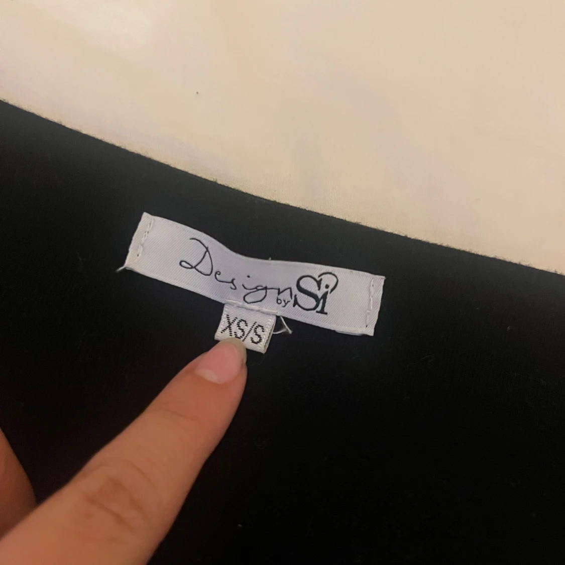 Svart långärmad topp med knyt från Design by Si - 2