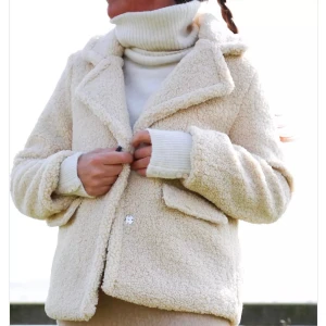 Beige teddyjacka med krage - Hej❣️säljer den fina teddy jacka som är perfekt till hösten🥰🥰 jackan är i storlek 42 den är helt ny och inte använd❤️💕från märket ICHI