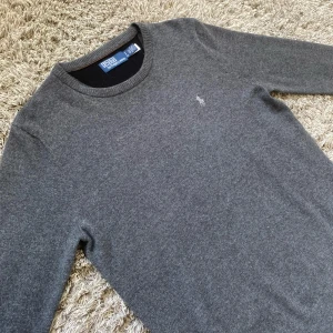 Ralph lauren ulltröja - Säljer denna riktigt sköna Ralph lauren 100% ulltröjan!⭐️Skick : 9,5/10 och äkthet går att verifieras!🙌Storlek S passar S!👍Hör gärna av er om ni har funderingar!🤝