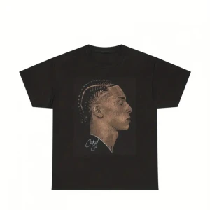 Svart oversized t-shirt med tryck - Svart oversized t-shirt från Cactus Jack med stort grafiskt tryck framtill som föreställer ett porträtt i profil och signaturdetalj. Klassisk rund hals och korta ärmar. Perfekt för dig som gillar streetwear och statement-plagg.
