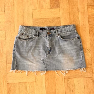 Fin lågmidjad ljusblå jeanskjol - Säljer denna fina lågmidjade jeanskjol som jag sytt från ett par styva jeans,  Mått syns i bilderna😊 jag har sytt dubbelsängar med symaskin vid ”stresspunkterna” och förstärk nedre delen med en söm så att kjolen håller (se närbilder för klargörande)🫶