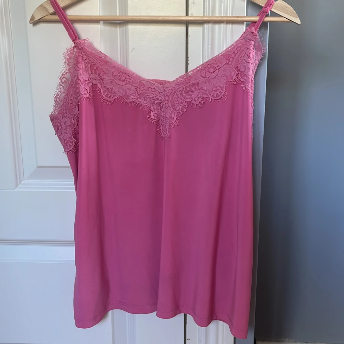 Rosa linnetopp med spets från Amisu