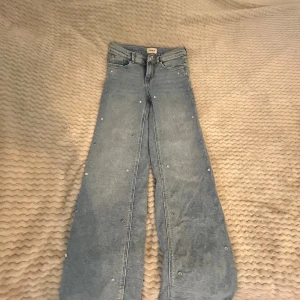 Only jeans med rhinestones - ‼️PRIS KAN DISKUTERAS‼️ ordinarepris: 699 kr! snygga ljusblå jeans från ONLY med rhinestones!💕